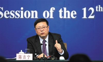 昨日，十二屆全國人大三次會議新聞中心，環(huán)保部部長陳吉寧回答中外記者提問。新京報記者 陳杰 攝