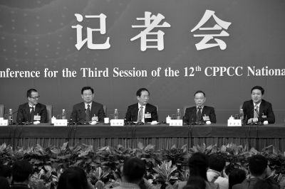 昨日，政協(xié)十二屆三次會議舉行記者會，五位嘉賓回答中外記者提問。京華時報記者王海欣攝