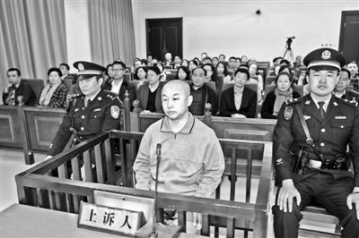 4月14日，趙志紅（前中）在庭審現(xiàn)場 供圖/新華社