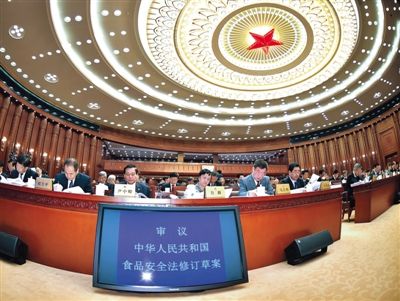 昨日，食品安全法修訂草案提交十二屆全國(guó)人大常委會(huì)第十四次會(huì)議進(jìn)行三審。 新華社記者 李濤 攝