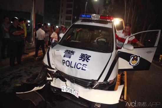 南都記者昨晚趕到現(xiàn)場時(shí)，交警及保險(xiǎn)公司已經(jīng)在處理事故，現(xiàn)場有很多圍觀者。