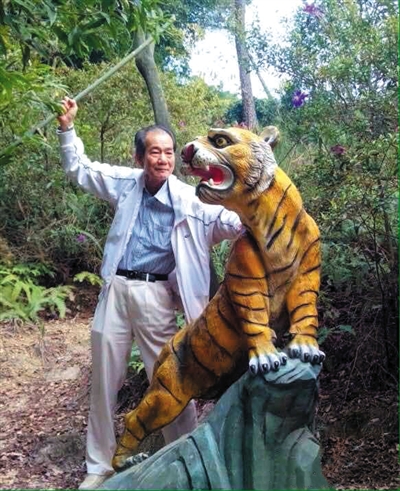 2015年1月10日，區(qū)少坤到廣東肇慶九龍湖游玩，拍攝打虎圖。