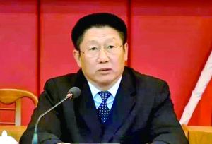 他曾身居要職，在仕途上平步青云，“連跳式”升官；他如今落馬，被查出近乎瘋狂地收受巨額利益、用公款送禮，還隱瞞“裸官”身份、在私企老板的安排下多次嫖娼、參與賭博、與多名女性通奸，被一線辦案人員形容為“五毒俱全”的干部。近日，深圳原市委常委、政法委書記蔣尊玉的貪腐歷程被披露。