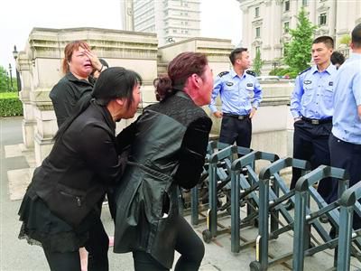 昨日，連恩青被執(zhí)行死刑。執(zhí)刑前，連恩青的父母和妹妹進入溫嶺市看守所與連恩青見面，但其他親屬均被拒見最后一面?！”景鎴D片/CFP