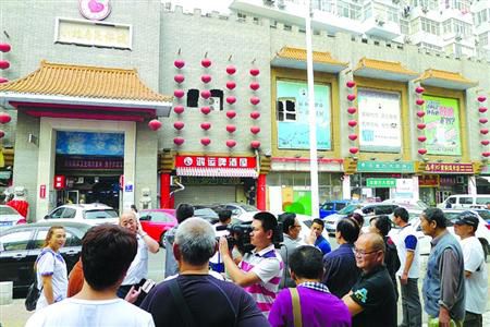 青島宰客海鮮店成“景點(diǎn)”，游人“參觀”拍照。