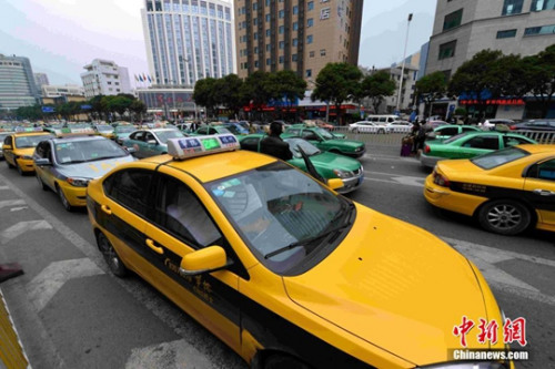 1月17日，福州華榕出租車公司期下的出租車在街頭候客。