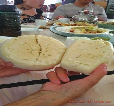 在參加山西游行程中，體驗(yàn)員發(fā)現(xiàn)團(tuán)餐中的饅頭已經(jīng)發(fā)霉。視頻截圖