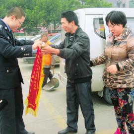 何姜姜的父母給民警送錦旗。