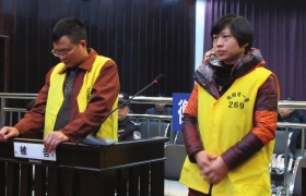 12月10日，衡陽市中級人民法院，顧湘陵（左）和妻子吳利君當(dāng)庭接受庭審。圖/通訊員李建輝