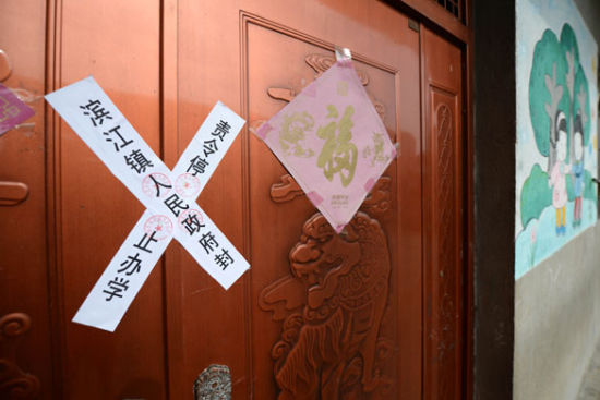 貴溪市濱江鎮(zhèn)春蕾幼兒園大門被貼上封條（2012年12月25日攝）。 攝影：新華社記者 周科