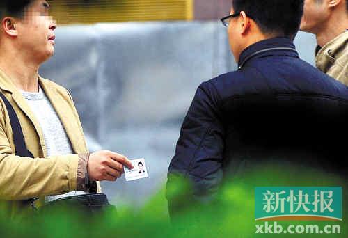 在進(jìn)行了近半個(gè)月暗訪調(diào)查中，有證販子告訴記者稱，二代身份證買賣已形成產(chǎn)業(yè)鏈，不僅貨源穩(wěn)定，生意也是相當(dāng)紅火。■正佳廣場(chǎng)附近，一名男子正向記者兜售二代身份證。