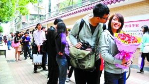 2011年11月11日，越秀區(qū)民政局，登記結(jié)婚的隊(duì)伍排了足有一百米長(zhǎng)（資料圖片）?！∮浾唿S澄鋒攝