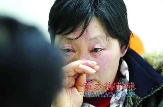 　　聽聞判決結果，被害人母親楊書會控制不住眼淚。南都記者徐文閣攝
