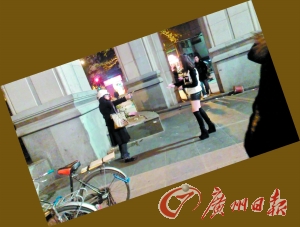 黑衣女拿著剪刀指著“保時捷女孩”。
