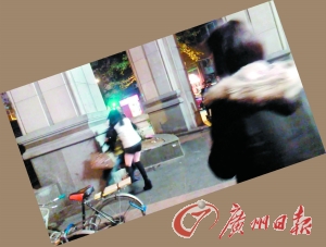 踢落剪刀后欲抱住黑衣女。