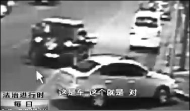 事發(fā)現(xiàn)場監(jiān)控錄像顯示，白圈內(nèi)的被害人老丁，正在牧馬人越野車旁收費。 圖片來自電視截圖