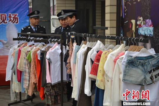 警方展示的部分被盜服裝。　宋立超　攝