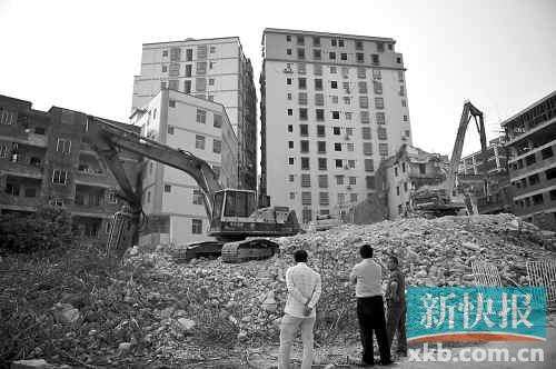 在無數(shù)次專項(xiàng)行動(dòng)和強(qiáng)拆風(fēng)暴的背后，是衍生出的各色潛規(guī)則。