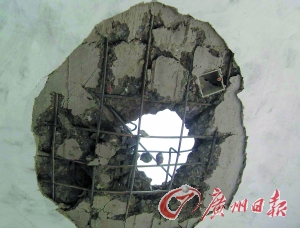 被雷電擊穿的民房。