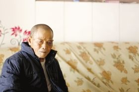 4月15日，劉爹爹的一只眼睛上有明顯的淤青。