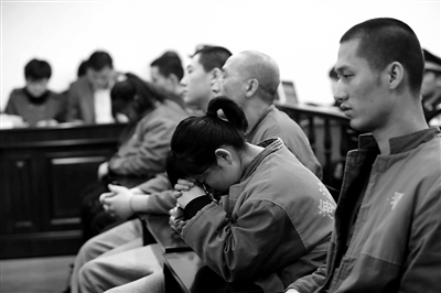 昨日，因涉嫌誘騙男網(wǎng)友進(jìn)行高額消費(fèi)，海淀區(qū)一咖啡廳負(fù)責(zé)人及“吧女”等14人受審。新京報(bào)記者 王貴彬 攝