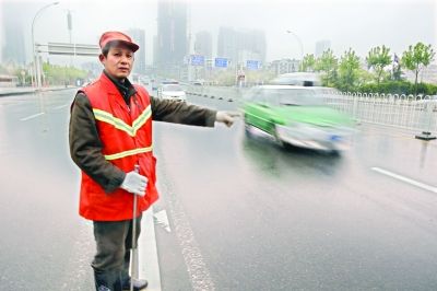 　肖慶旭師傅在事發(fā)地點講述經(jīng)過。記者李銳 攝