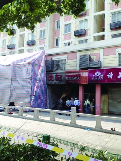 警方勘查事故現(xiàn)場(chǎng)。