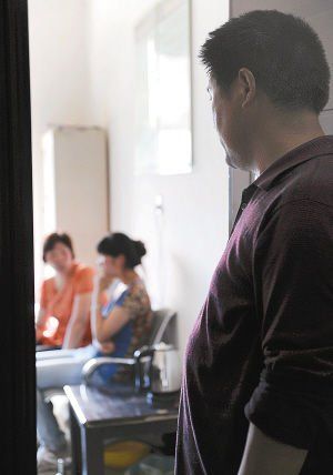 妻子在房內(nèi)勸說女兒時，楊師傅守在門外