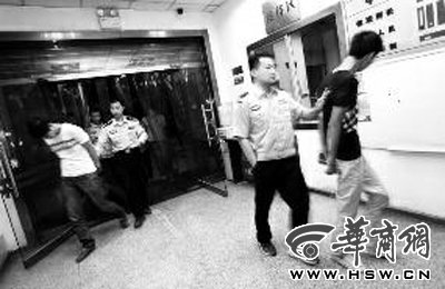 三人搶劫孕婦后，被警方和群眾合力抓獲 王警/攝