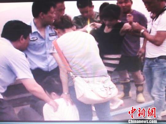 宗德宇緩緩靠近跳樓女子。　孫程　攝