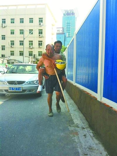 “謝謝，我們身上灰多，怕把車弄臟了”