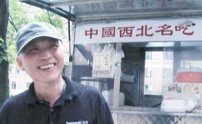 這是謝云峰在美國(guó)紐約街頭餐車前的視頻截圖。