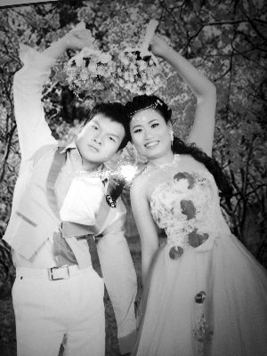 結(jié)婚照中的阿妮笑容燦爛，現(xiàn)實(shí)中，這對(duì)“跨國速成夫妻”還處在并不愉快的磨合過程中 本版均為資料圖片