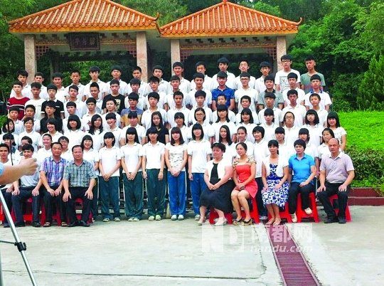 畢業(yè)照中間留出四個(gè)空位。
