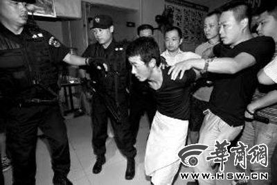 犯罪嫌疑人韓牙某圍著圍裙在廚房內(nèi)拉面，被民警抓獲 本報(bào)記者 鄧小衛(wèi) 攝