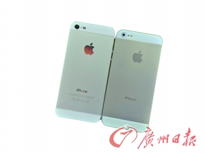 從背面看，真蘋果手機(jī)（左）的攝像頭要大一點(diǎn)，而且蘋果的Logo比較光亮，容易反光。