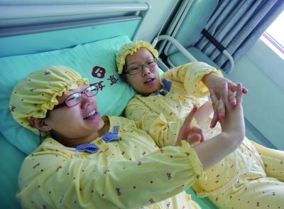 生完寶寶后姐妹倆在床上聊天。