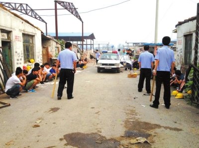 民警繳獲木棍。 讀者供圖