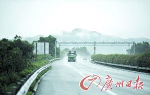 　當天事故發(fā)生的現場處于一個彎道，很多司機反映說來不及減速。