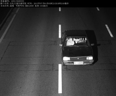 警方就是通過(guò)這張清晰的視頻圖片找到嫌犯。