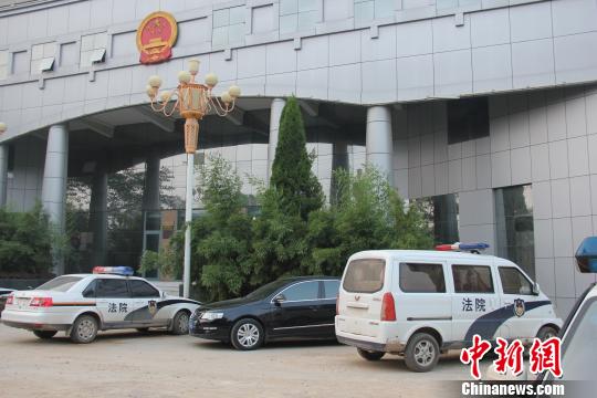 泊頭市人民法院院內(nèi)仍停有無牌制式警車，涉事人員與記者沖突地點僅距法院不足50米。穆玉良 攝