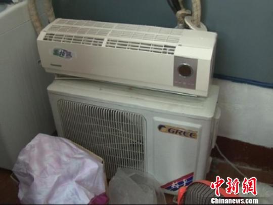 民警從嫌疑人家中搜到空調(diào)等生活用品。 拾冠之 攝