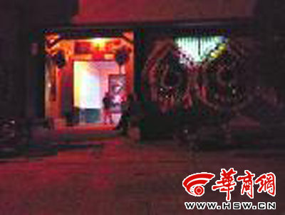 昨晚8時許，老人的大兒子的家正在辦喪事，屋外擺放著花圈 本報記者張超攝