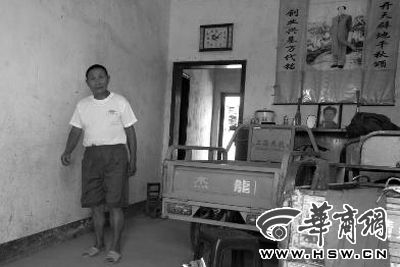 8月16日，在家中接受監(jiān)外執(zhí)行4年刑期的汪衛(wèi)國(guó)（化名）剛剛送走家訪的法官。