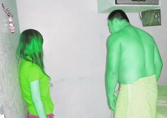高雄黃姓男子(右)懷疑女友在“喇叭店”兼差，前往調(diào)查順便消費時被警方逮個正著。(圖／東森新聞)