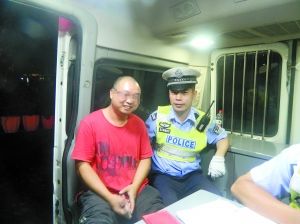 冉強開心地接受了民警的處罰和教育。高新區(qū)交巡警支隊供圖