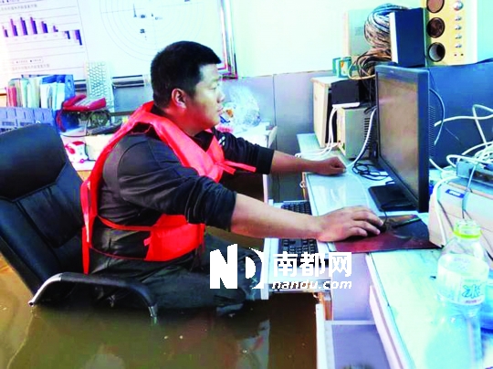 8月31日，黑龍江撫遠(yuǎn)氣象局人員在工作中，洪水已將椅座淹沒(méi)。圖片來(lái)源：中國(guó)氣象網(wǎng)