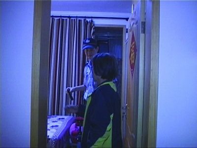 民警幫老人檢查沒發(fā)現(xiàn)有炸彈。