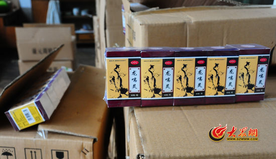 圖為民警現(xiàn)場被查獲的部分假藥。