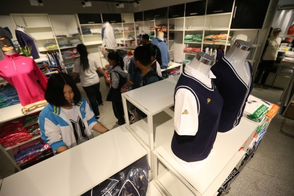 　9月12日，北京，十一學校在推出三大類、超過40款“最潮”校服，吸引學生搶購。